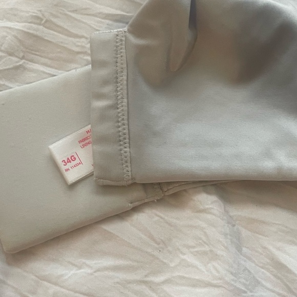 Miscellaneous and various pretty and practical bras with a camisole is included - Picture 2 of 11